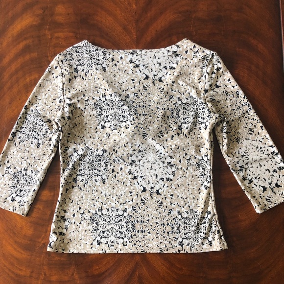 Parallel V-neck Top - Picture 4 of 5